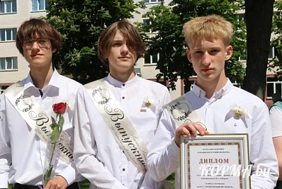 Выпускники Кормянщины простились со школой: районный праздник «Последнего звонка» прошел в сквере Почетных граждан